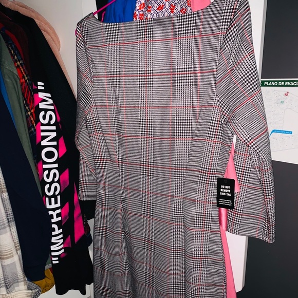 Express dress - Picture 2 of 3